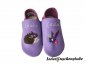 Preview: Lederpuschen lila-flieder, Namen beiderseits Spann weiß, Indianer Igel (Igel creme-braun-schwarz-altrosa) Blume (dunkellila-creme) Feder (flieder) sowie links Feder Blume ( Feder flieder; Blumen dunkellila, pink -creme)